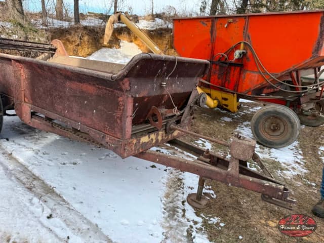 Image of New Holland 331 equipment image 4