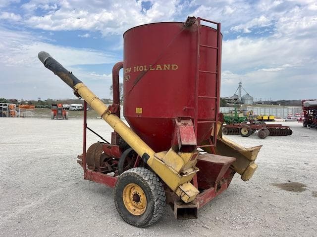 Image of New Holland 351 equipment image 2