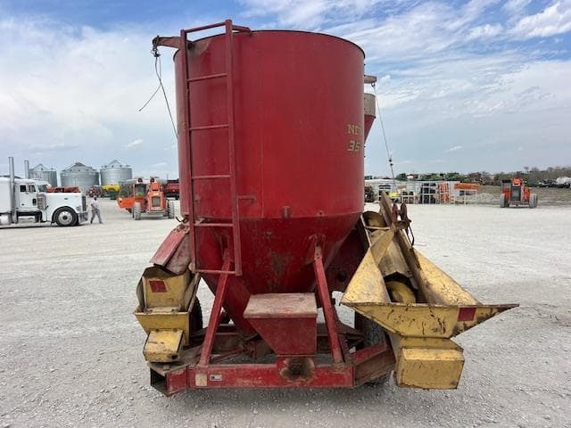 Image of New Holland 351 equipment image 3