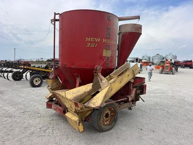 Image of New Holland 351 equipment image 4