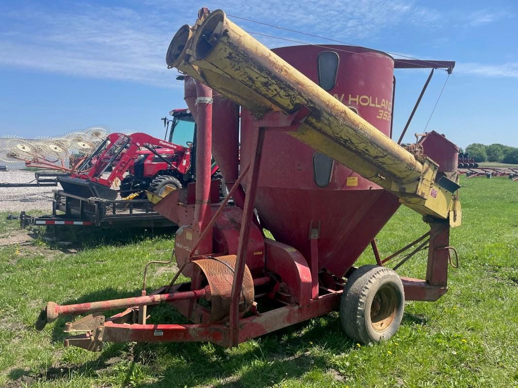 Main image New Holland 352