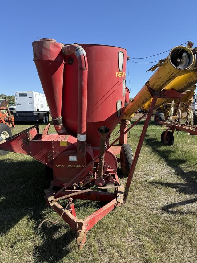 Image of New Holland 352 equipment image 1