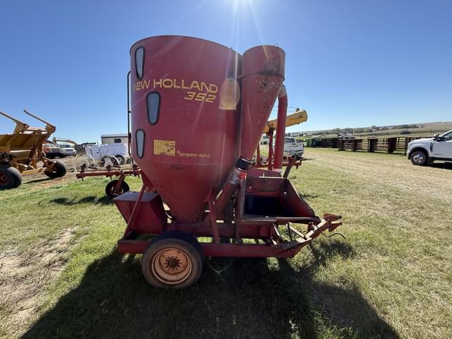 Image of New Holland 352 equipment image 3