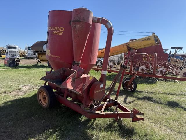 Image of New Holland 352 equipment image 2