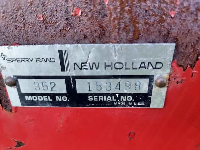 Image of New Holland 352 equipment image 1