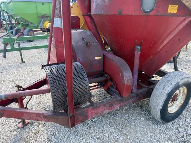 Image of New Holland 352 equipment image 3