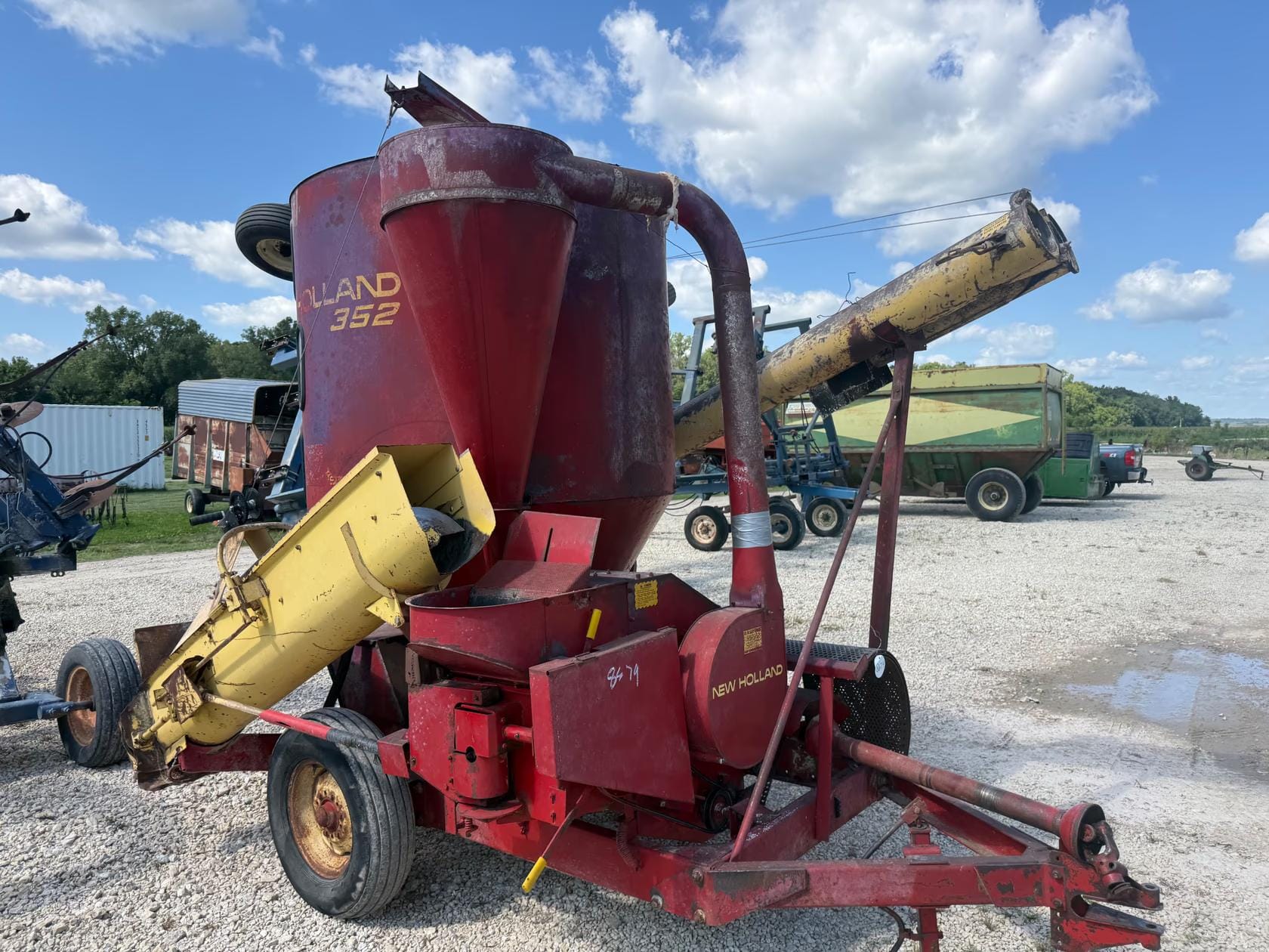 New Holland 352 Equipment Image0