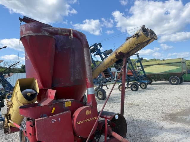 Image of New Holland 352 equipment image 1