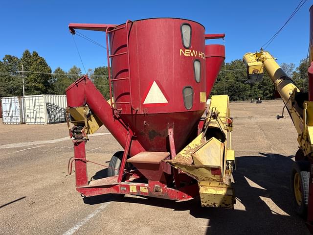 Image of New Holland 352 equipment image 3