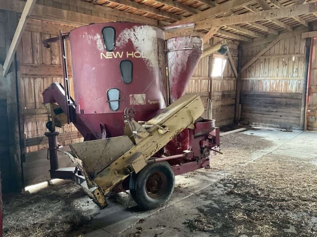 Image of New Holland 352 equipment image 4