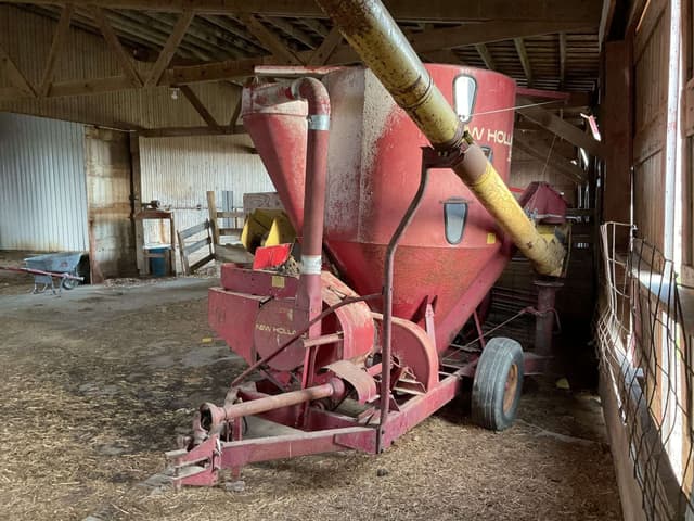 Image of New Holland 352 equipment image 2