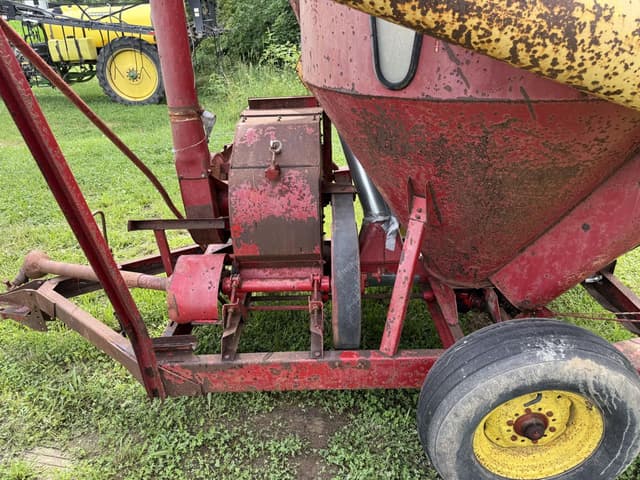 Image of New Holland 352 equipment image 3