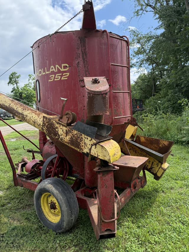 Image of New Holland 352 equipment image 2