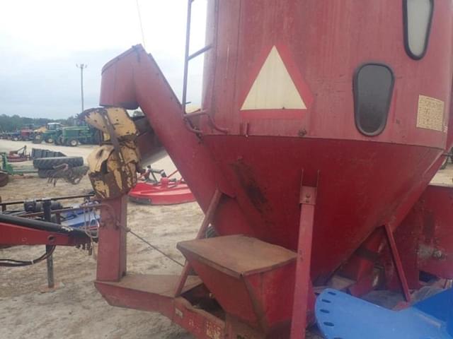 Image of New Holland 352 equipment image 4