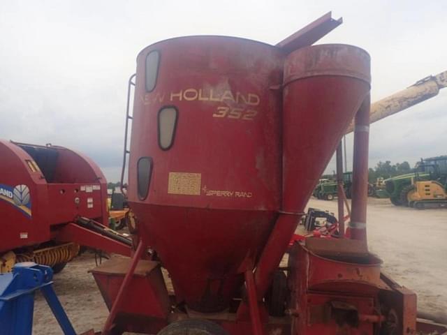 Image of New Holland 352 equipment image 3