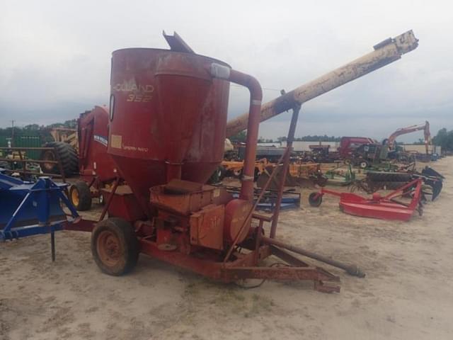 Image of New Holland 352 equipment image 2