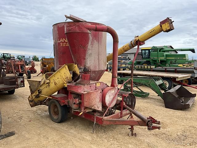 Image of New Holland 352 equipment image 3
