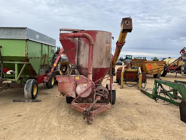 Image of New Holland 352 equipment image 2