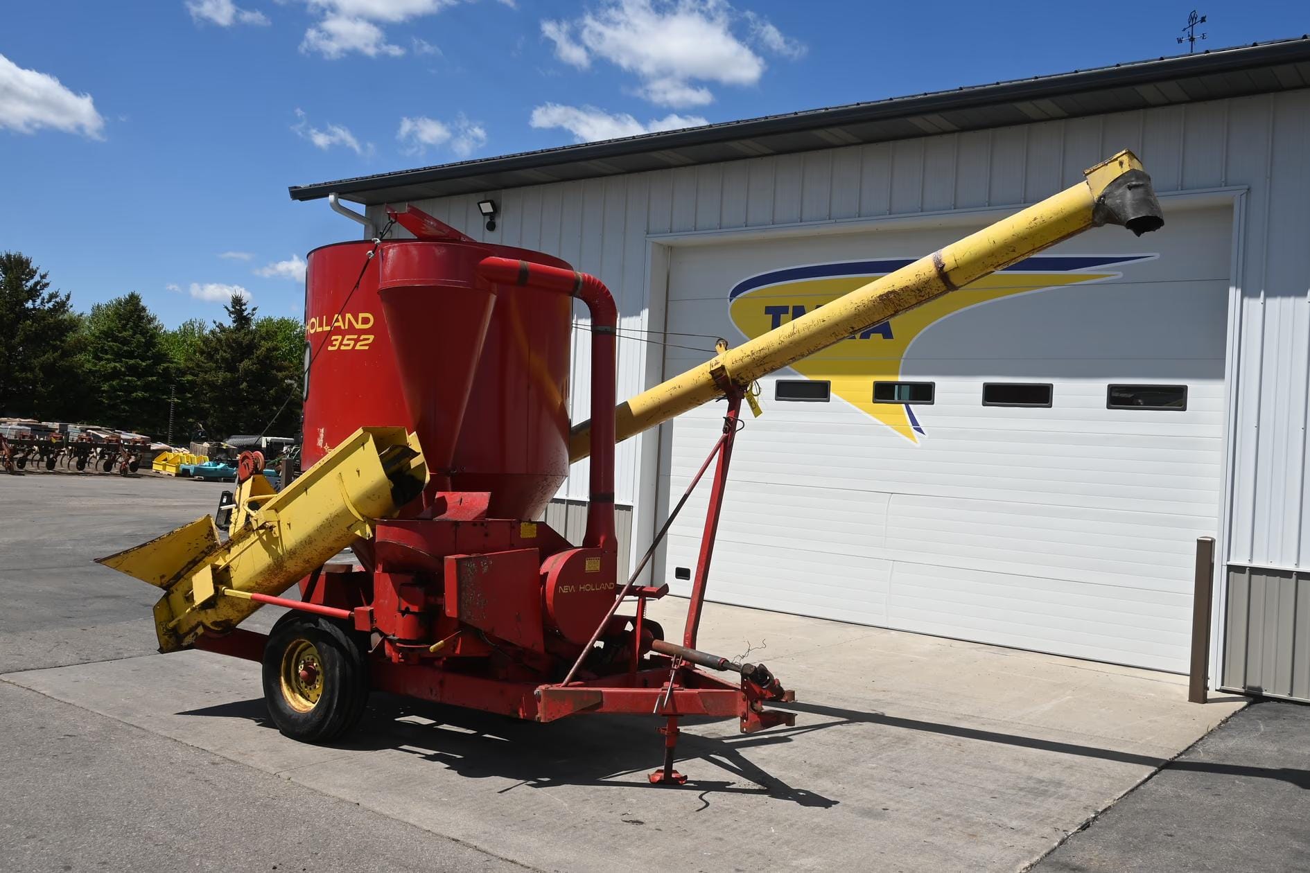 New Holland 352 Equipment Image0
