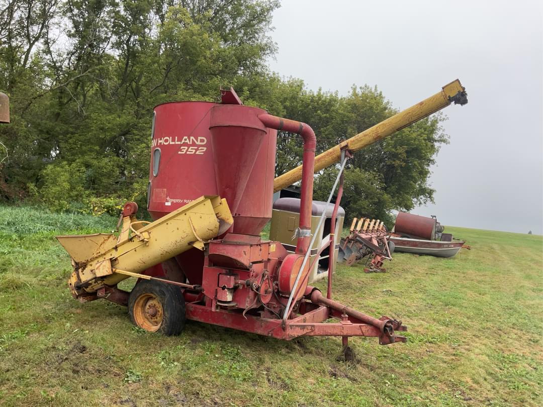 Image of New Holland 352 Primary image
