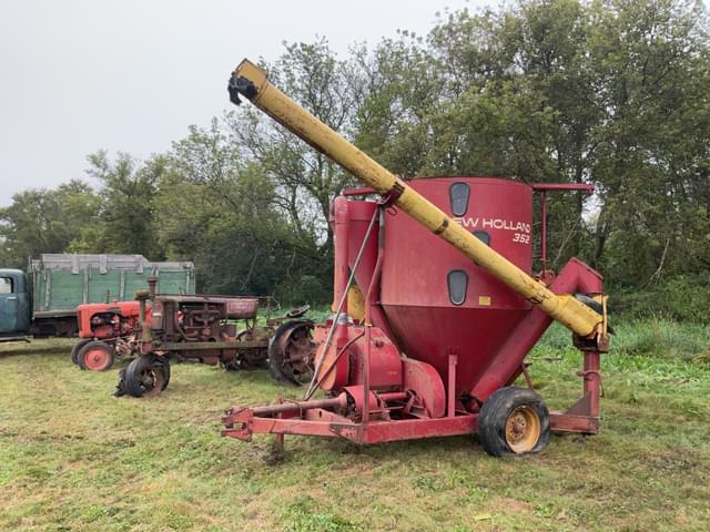 Image of New Holland 352 equipment image 2