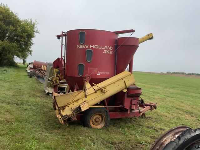 Image of New Holland 352 equipment image 1
