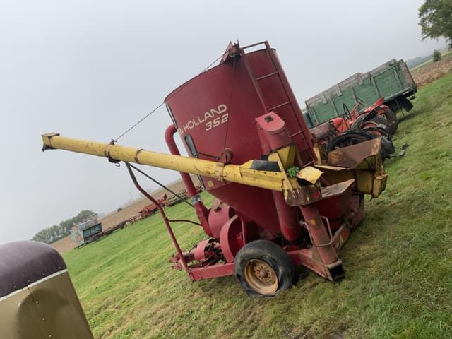 Image of New Holland 352 equipment image 4