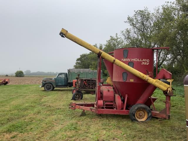 Image of New Holland 352 equipment image 3