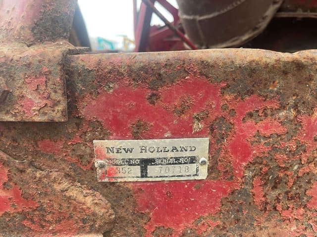 Image of New Holland 352 equipment image 4