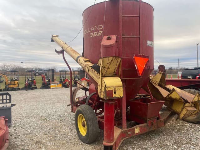 Image of New Holland 352 equipment image 2