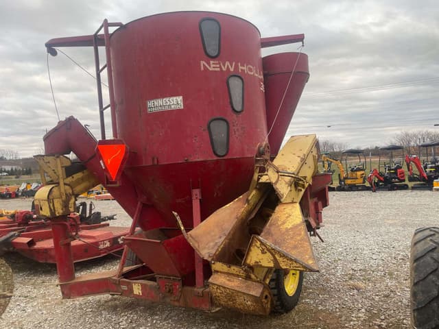 Image of New Holland 352 equipment image 3