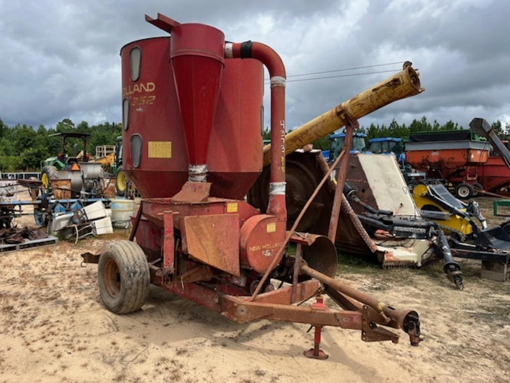 Image of New Holland 352 Image 1