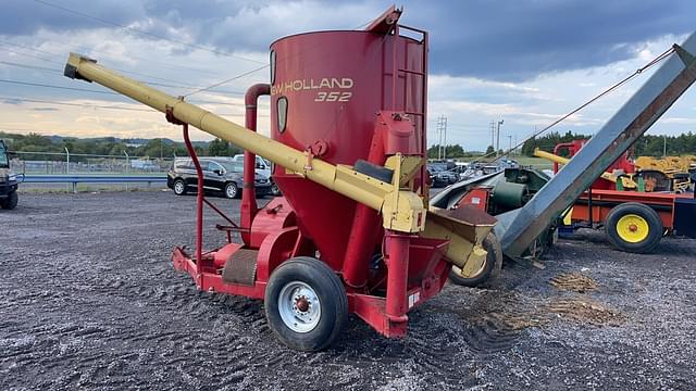 Image of New Holland 352 equipment image 4