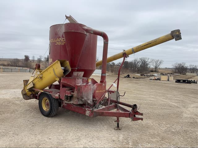 Image of New Holland 352 equipment image 1