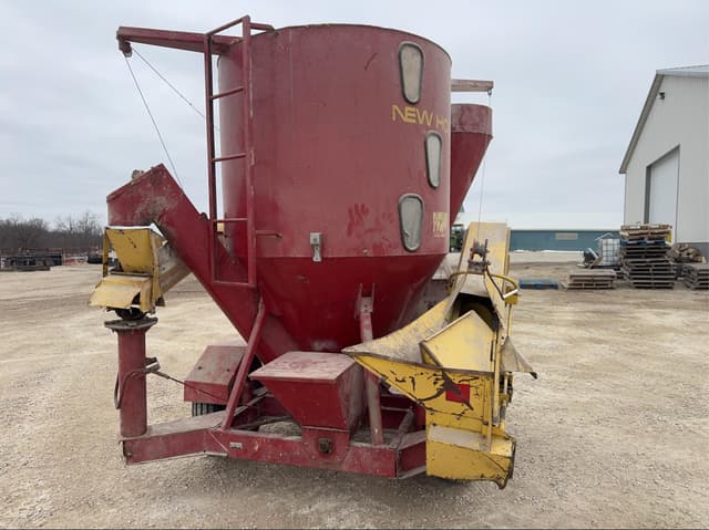 Image of New Holland 352 equipment image 4