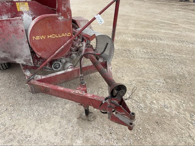 Image of New Holland 352 equipment image 2