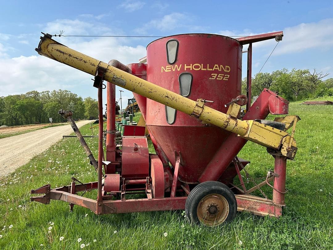 Image of New Holland 352 Primary image