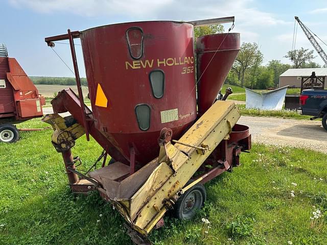 Image of New Holland 352 equipment image 4