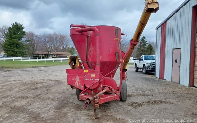 Image of New Holland 352 equipment image 2