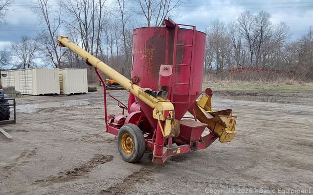 Image of New Holland 352 equipment image 4