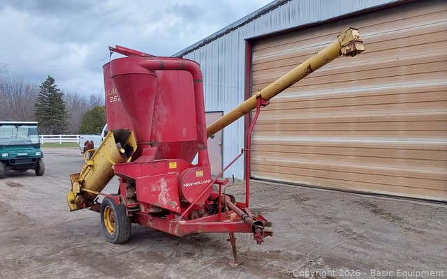 Image of New Holland 352 equipment image 1