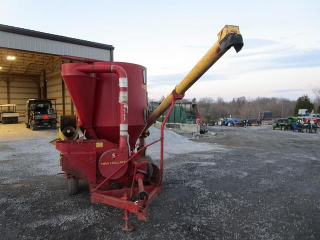 Image of New Holland 352 equipment image 1