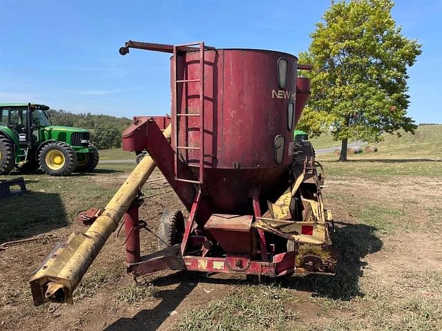 Image of New Holland 352 equipment image 2