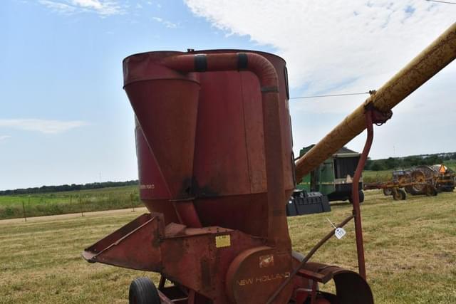 Image of New Holland 352 equipment image 4