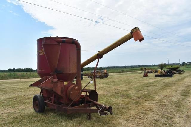 Image of New Holland 352 equipment image 2