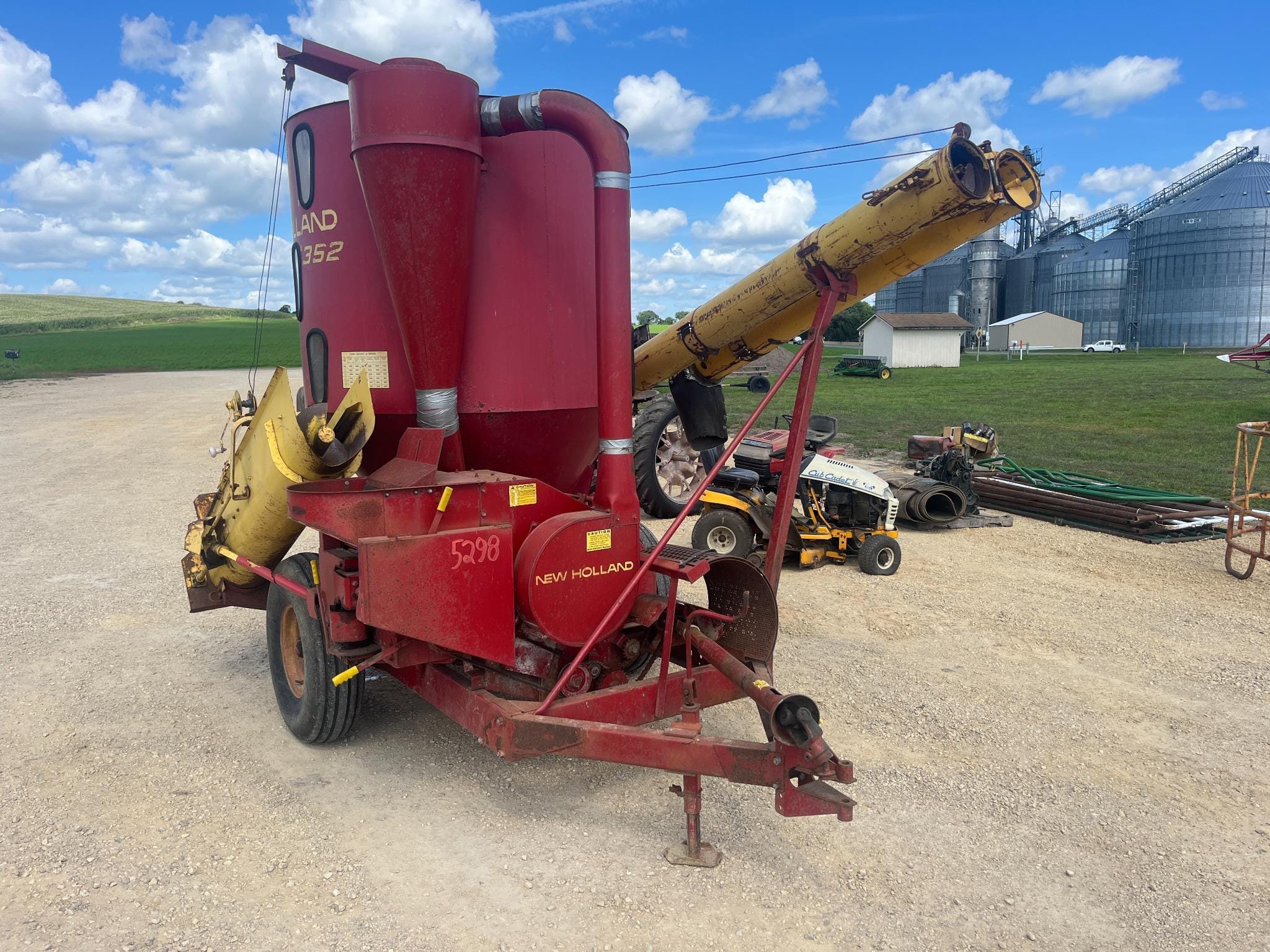 New Holland 352 Equipment Image0