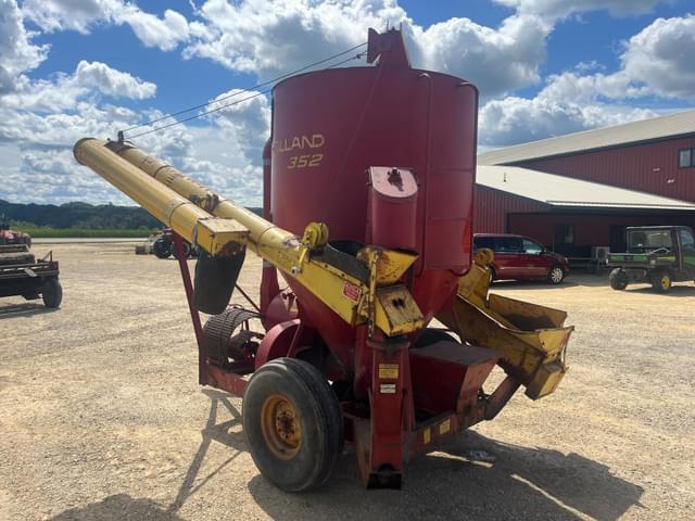 Image of New Holland 352 equipment image 2