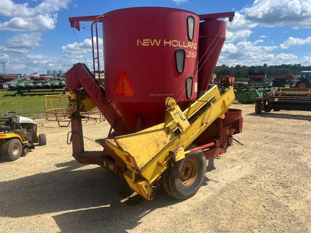 Image of New Holland 352 equipment image 4