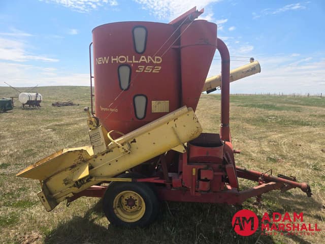 Image of New Holland 352 equipment image 2