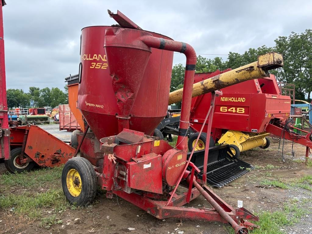 New Holland 352 Equipment Image0